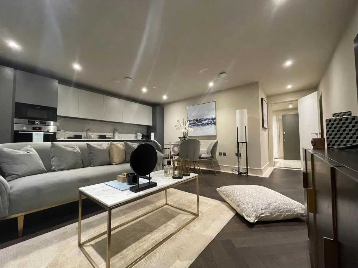 Image 4 of Sophisticated 1BR, 1 BA Chigwell Designer Flat CHCL F2