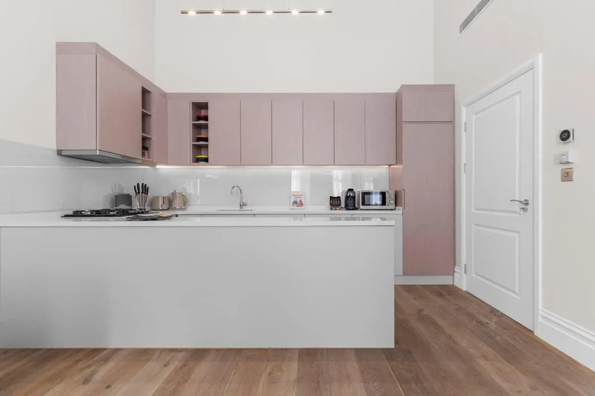 Image 4 of Sophisticated Apartment on the Famous Gloucester Road
