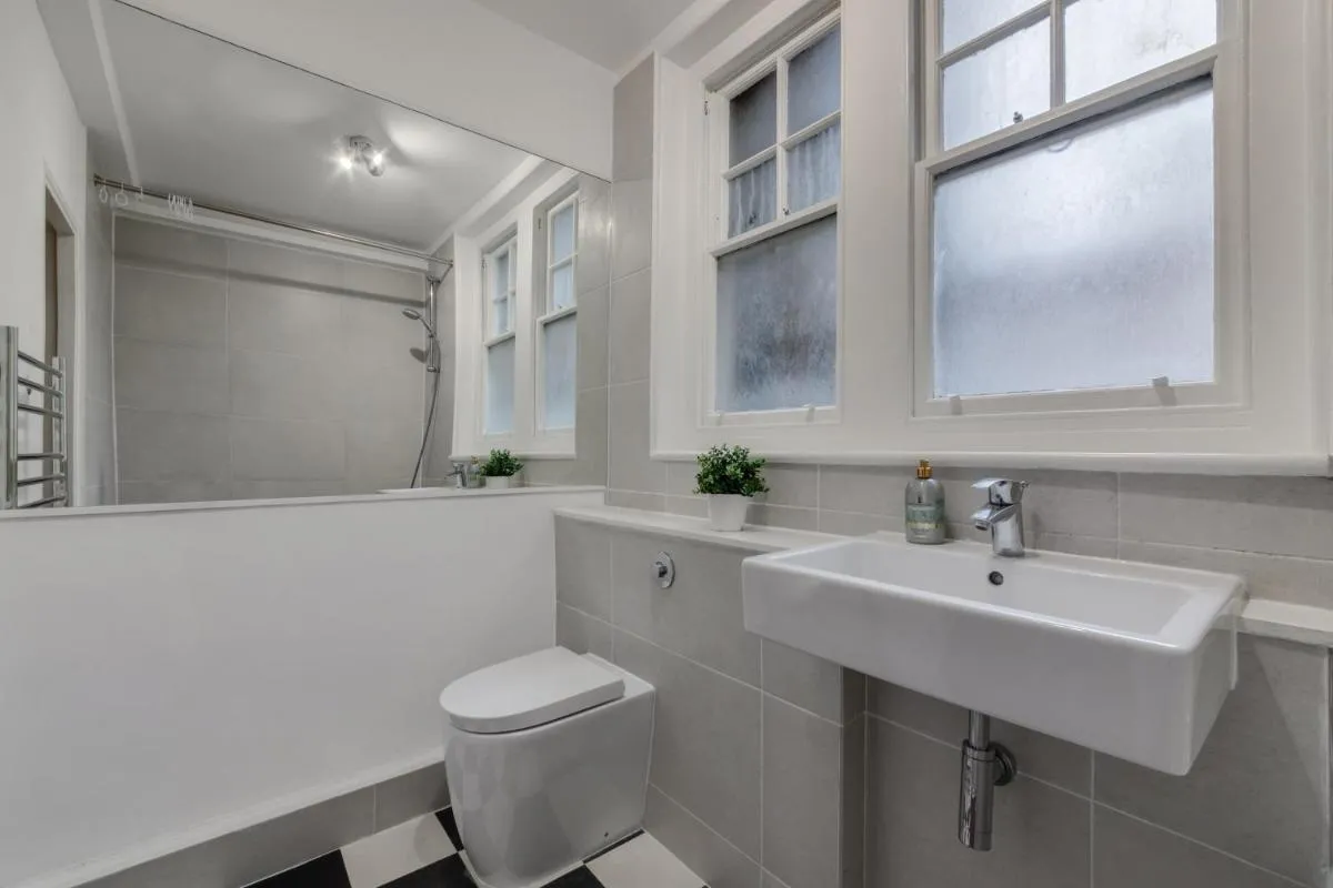 Image 3 of Spacious 1 Bed Apartment- Close to Kings Cross Station