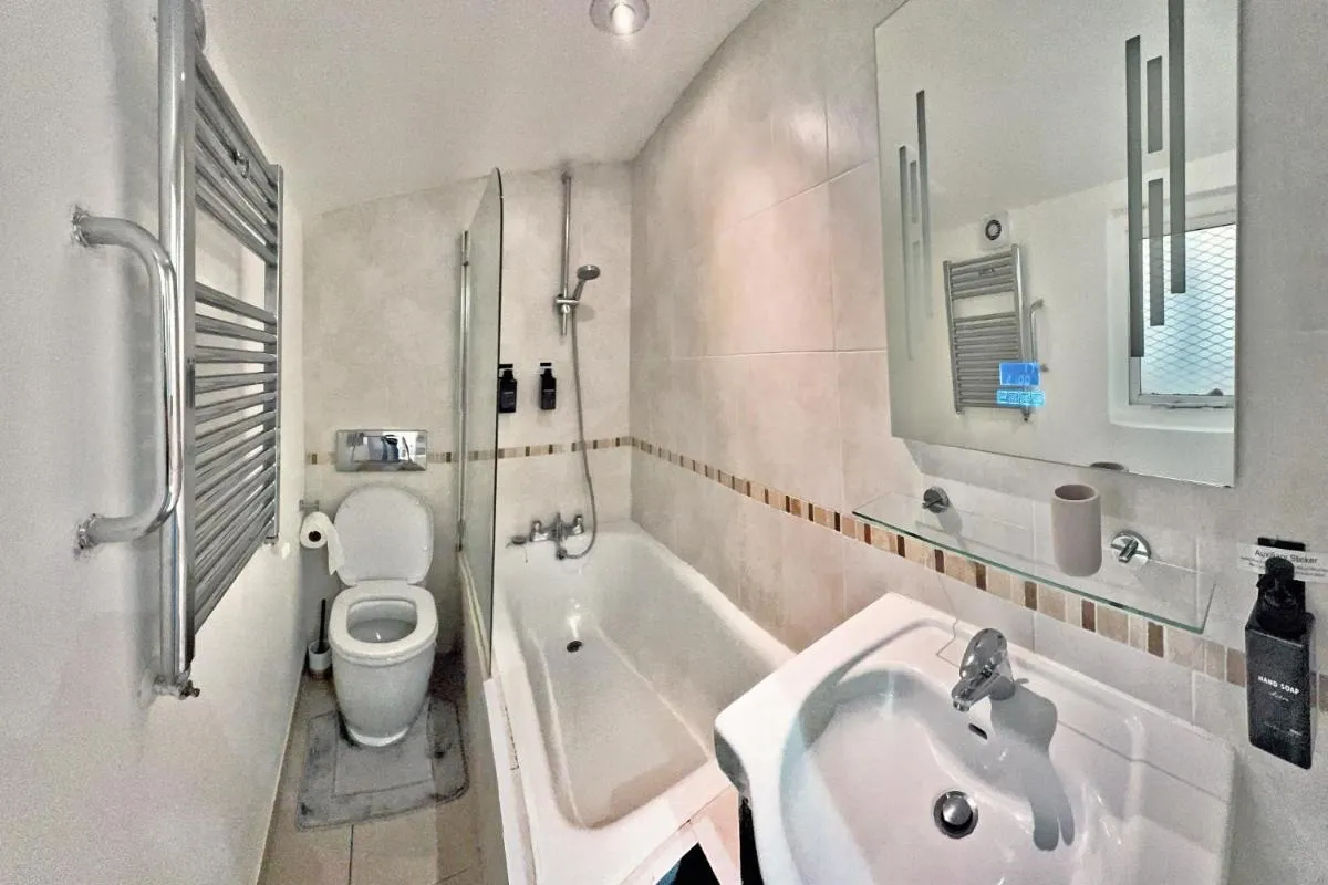 Image 3 of Spacious 1 Bed Apt in Central London SW5