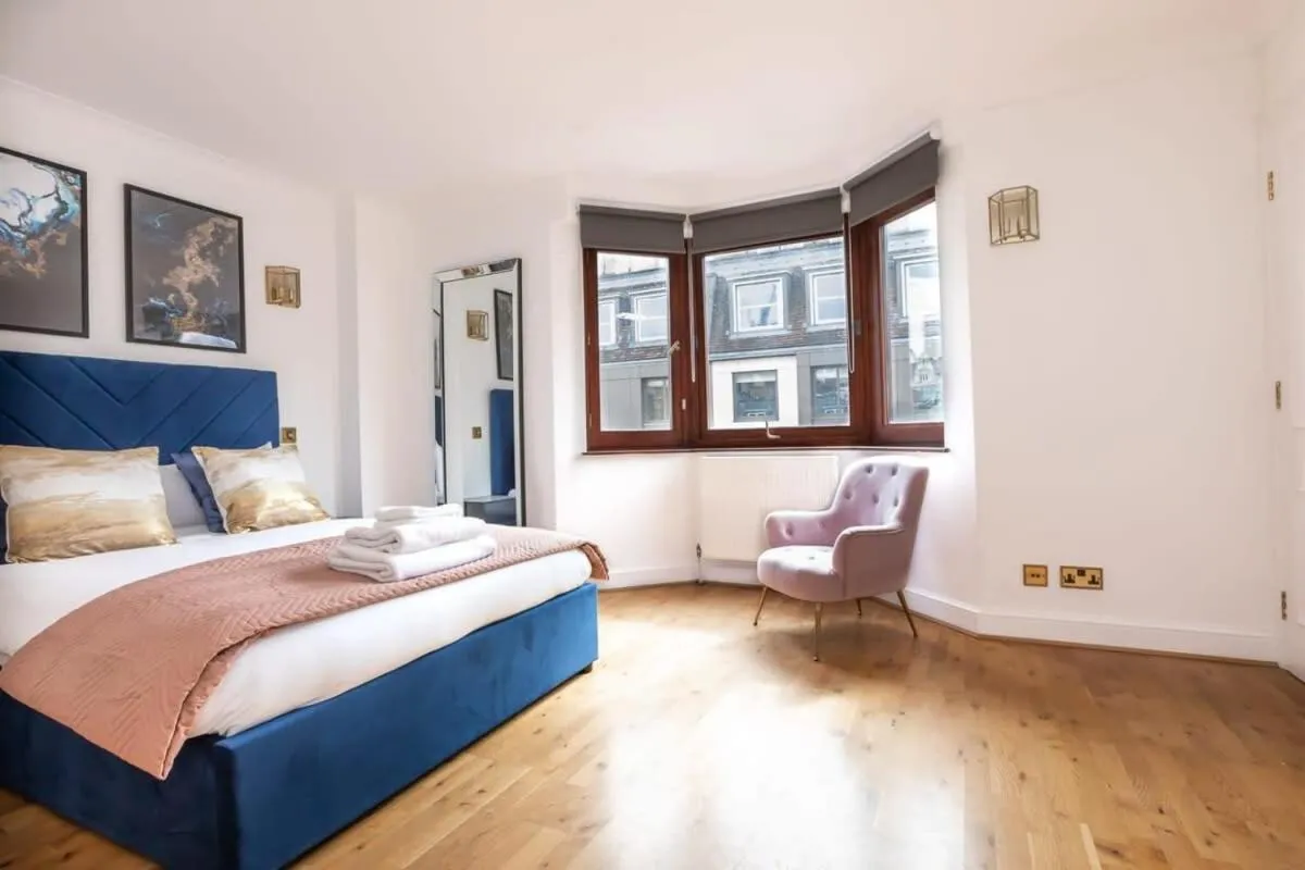 Image 3 of Spacious 1 Bed Mayfair Apartment with Balcony