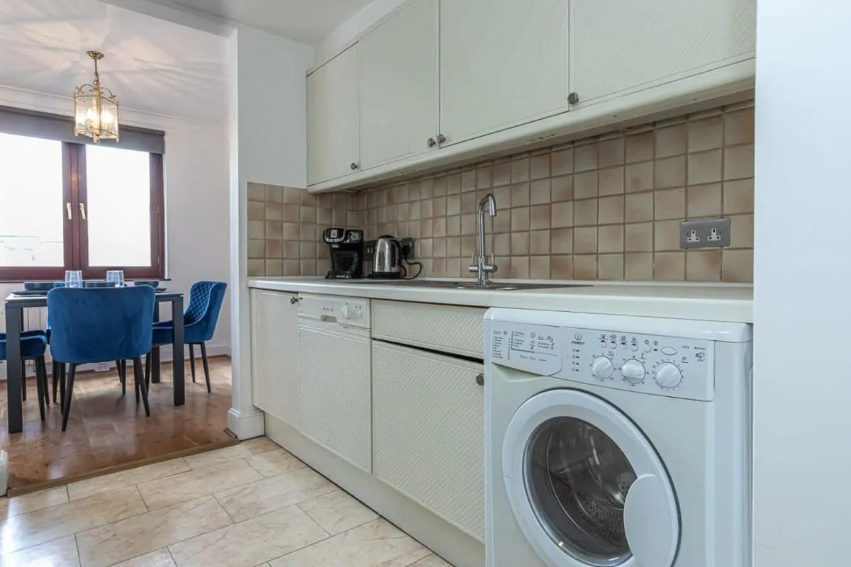 Image 4 of Spacious 1 Bed Mayfair Apartment with Balcony