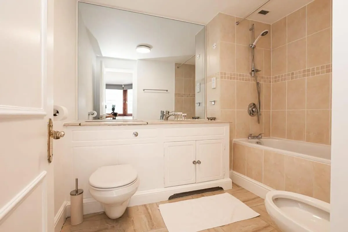 Image 5 of Spacious 1 Bed Mayfair Apartment with Balcony