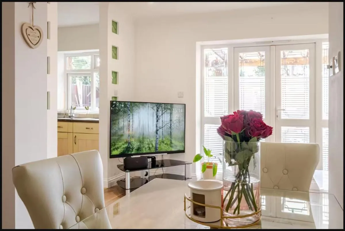 Image 3 of Spacious 2BDR Apartment, WIFI+ Great TV
