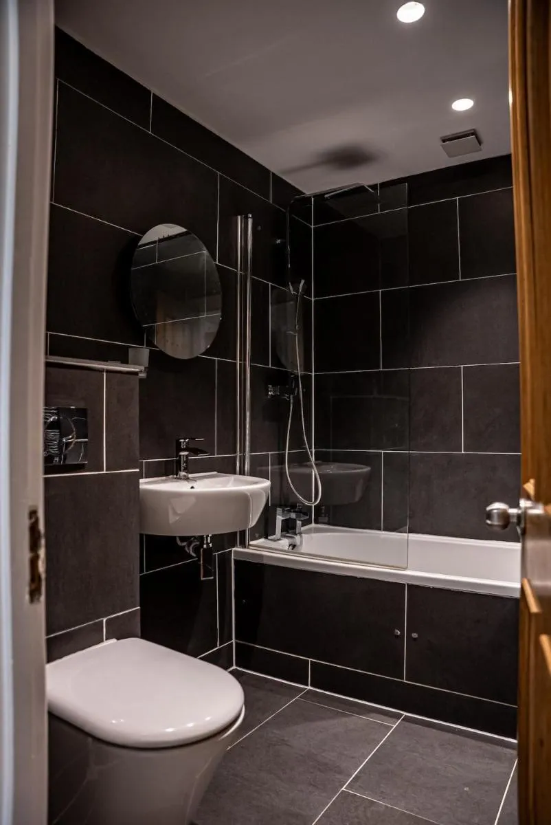 Image 3 of Spacious 2-BDR Flat! 1 minute to tube station