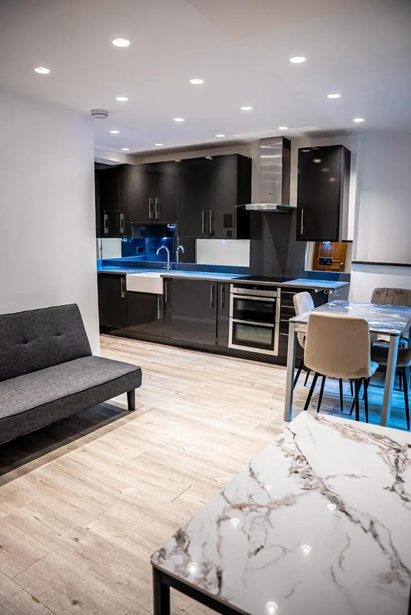 Image 4 of Spacious 2-BDR Flat! 1 minute to tube station