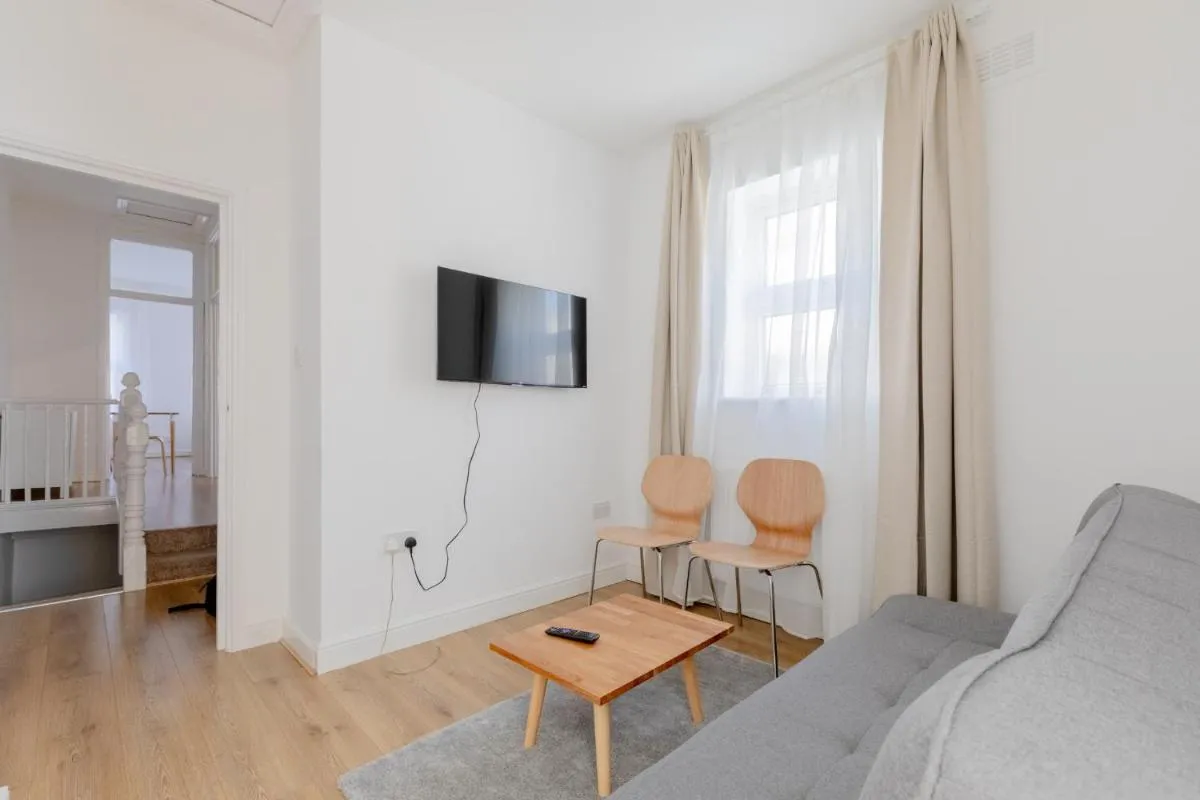 Image 4 of Spacious 2BD Flat Short Walk from ExCel London