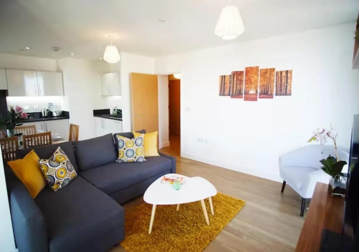 Image 2 of Spacious 2BR 2BA Apartment with Balcony & Free Parking – Near ExCeL & City Airport