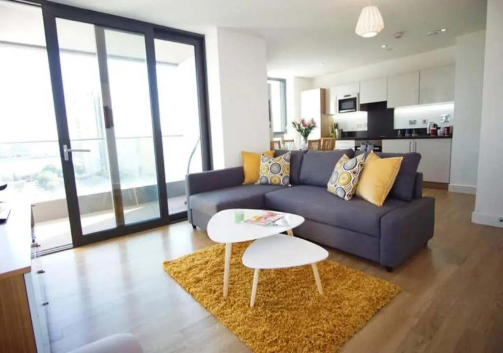 Spacious 2BR 2BA Apartment with Balcony & Free Parking – Near ExCeL & City Airport
