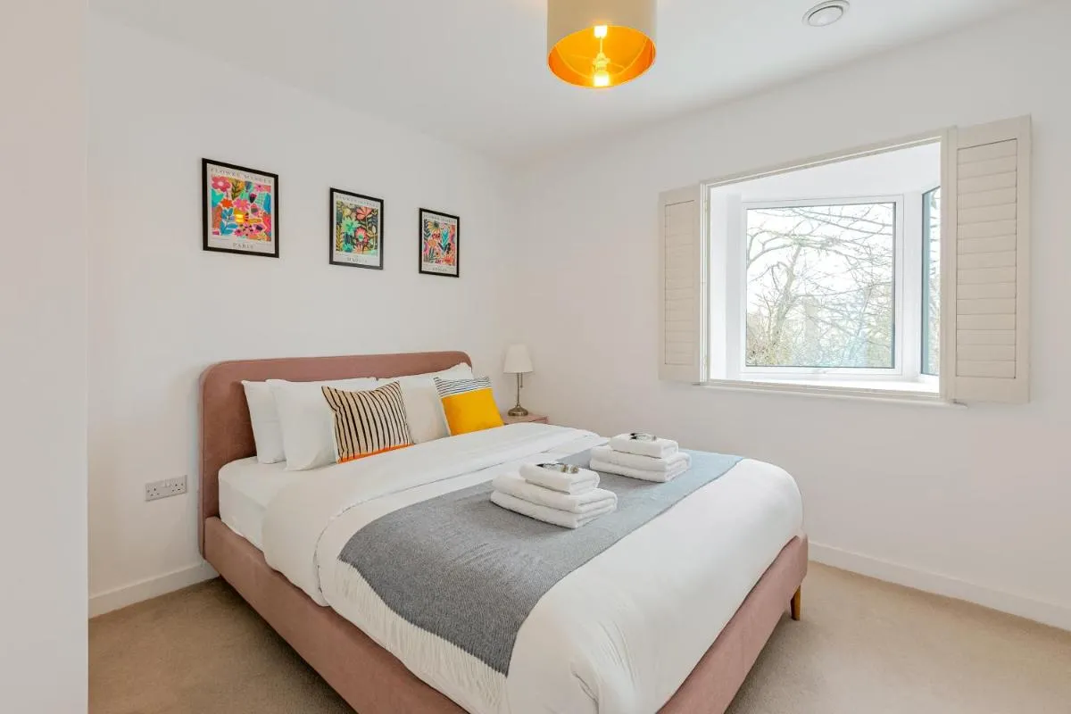 Image 5 of Spacious 2BR Apt with Balcony in Camberwell