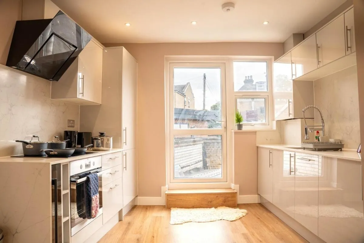 Image 4 of Spacious 2BR, Fast Trains – Calm South London Stay