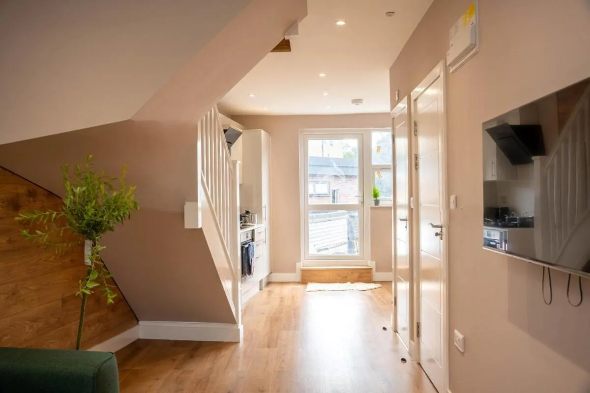 Image 5 of Spacious 2BR, Fast Trains – Calm South London Stay