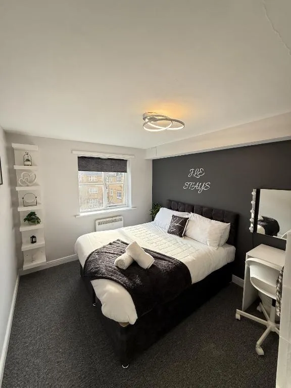 Spacious 2BR Greenwich Apartment , Free Parking, 2 mins to DLR & Shopping