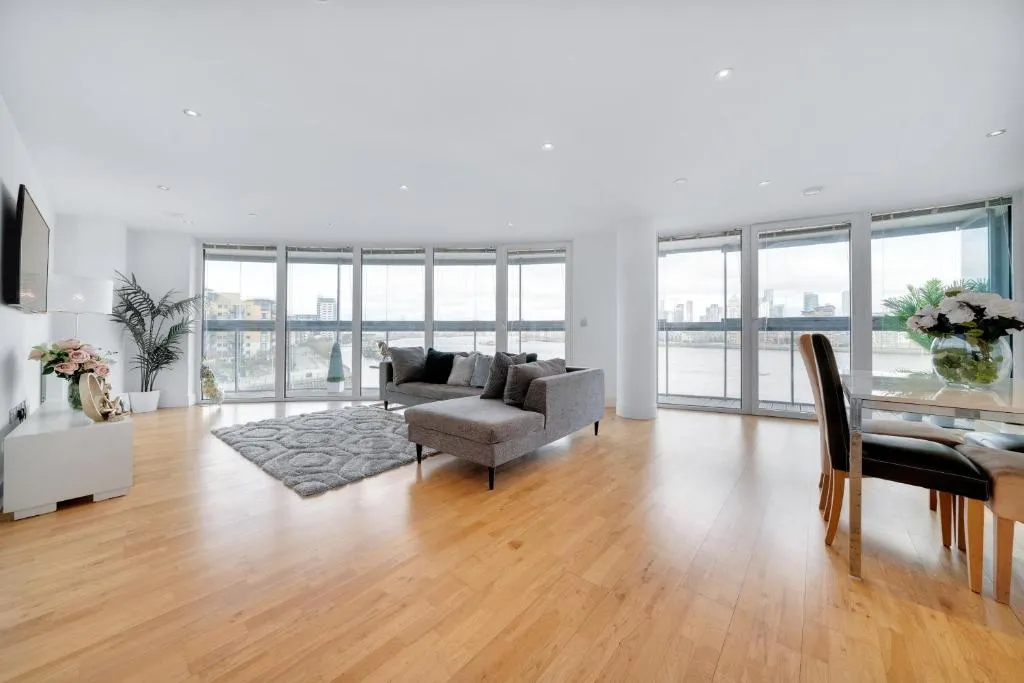 Image 1 of Spacious 2-Bed 2-Bath Apartment with River Views – Greenwich London Ideal for Business Leisure & Long Stays