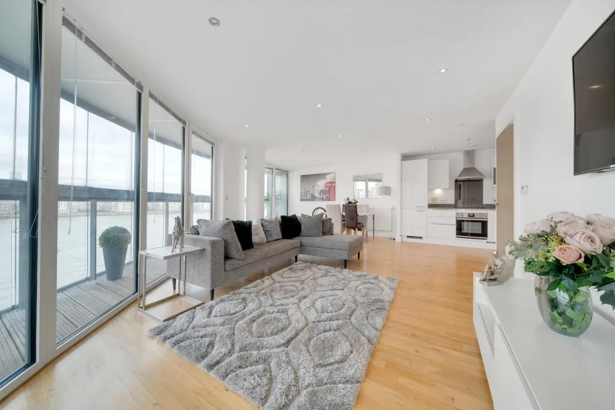 Image 5 of Spacious 2-Bed 2-Bath Apartment with River Views – Greenwich London Ideal for Business Leisure & Long Stays