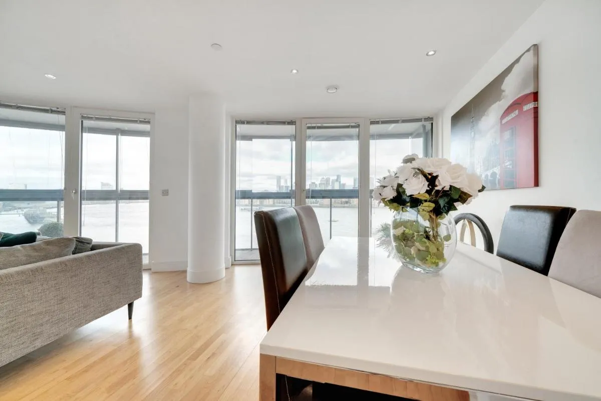 Image 4 of Spacious 2-Bed 2-Bath Apartment with River Views – Greenwich London Ideal for Business Leisure & Long Stays