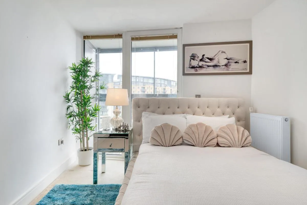 Image 2 of Spacious 2-Bed 2-Bath Apartment with River Views – Greenwich London Ideal for Business Leisure & Long Stays
