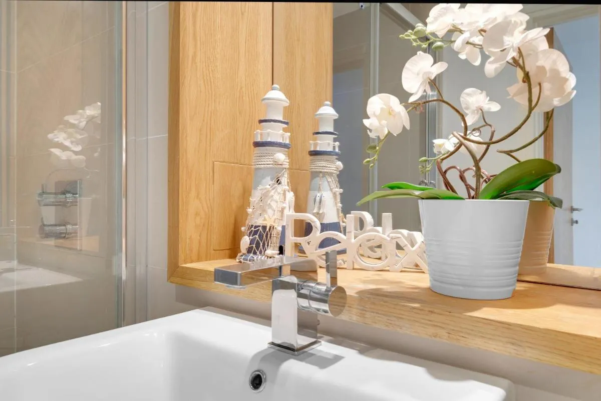 Image 3 of Spacious 2-Bed 2-Bath Apartment with River Views – Greenwich London Ideal for Business Leisure & Long Stays