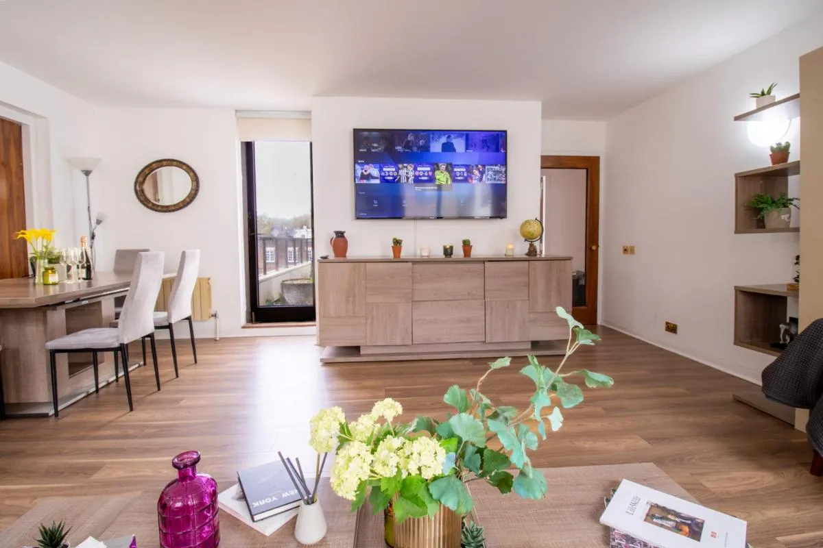 Image 5 of Spacious 2-Bedroom Apartment in Piccadilly 6100P