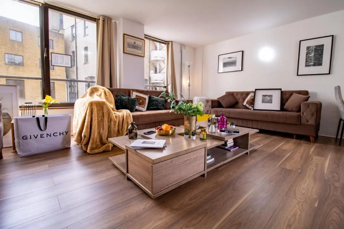Image 4 of Spacious 2-Bedroom Apartment in Piccadilly 6100P