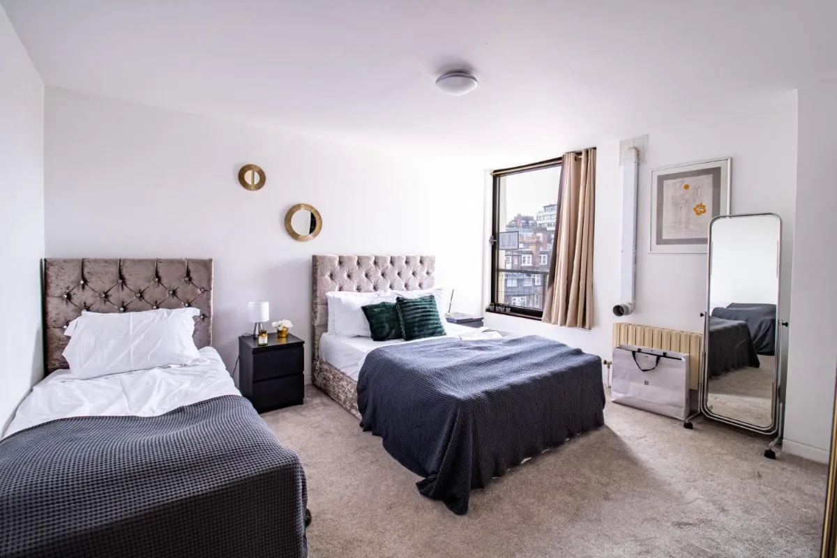 Image 3 of Spacious 2-Bedroom Apartment in Piccadilly 6100P