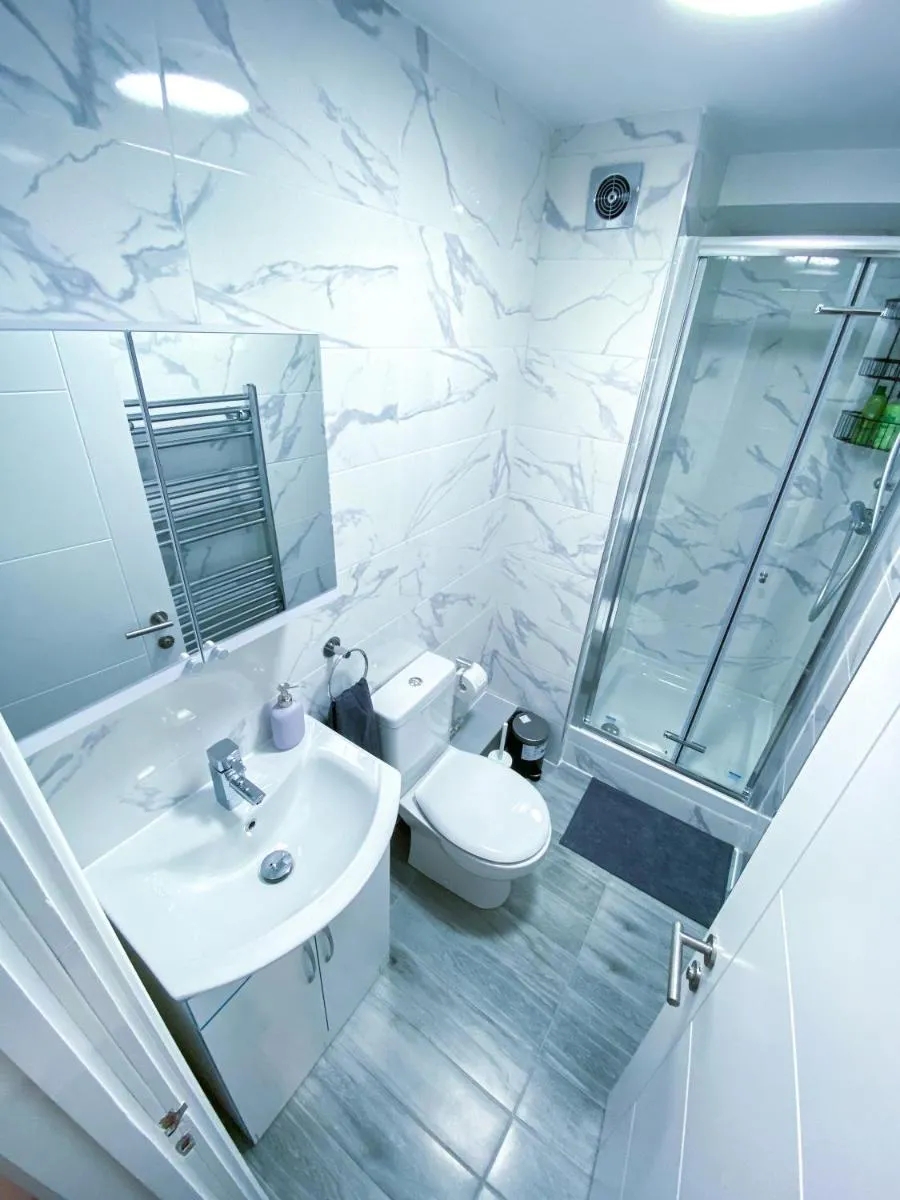 Image 5 of Spacious 2-Bedroom Flat in London – F3