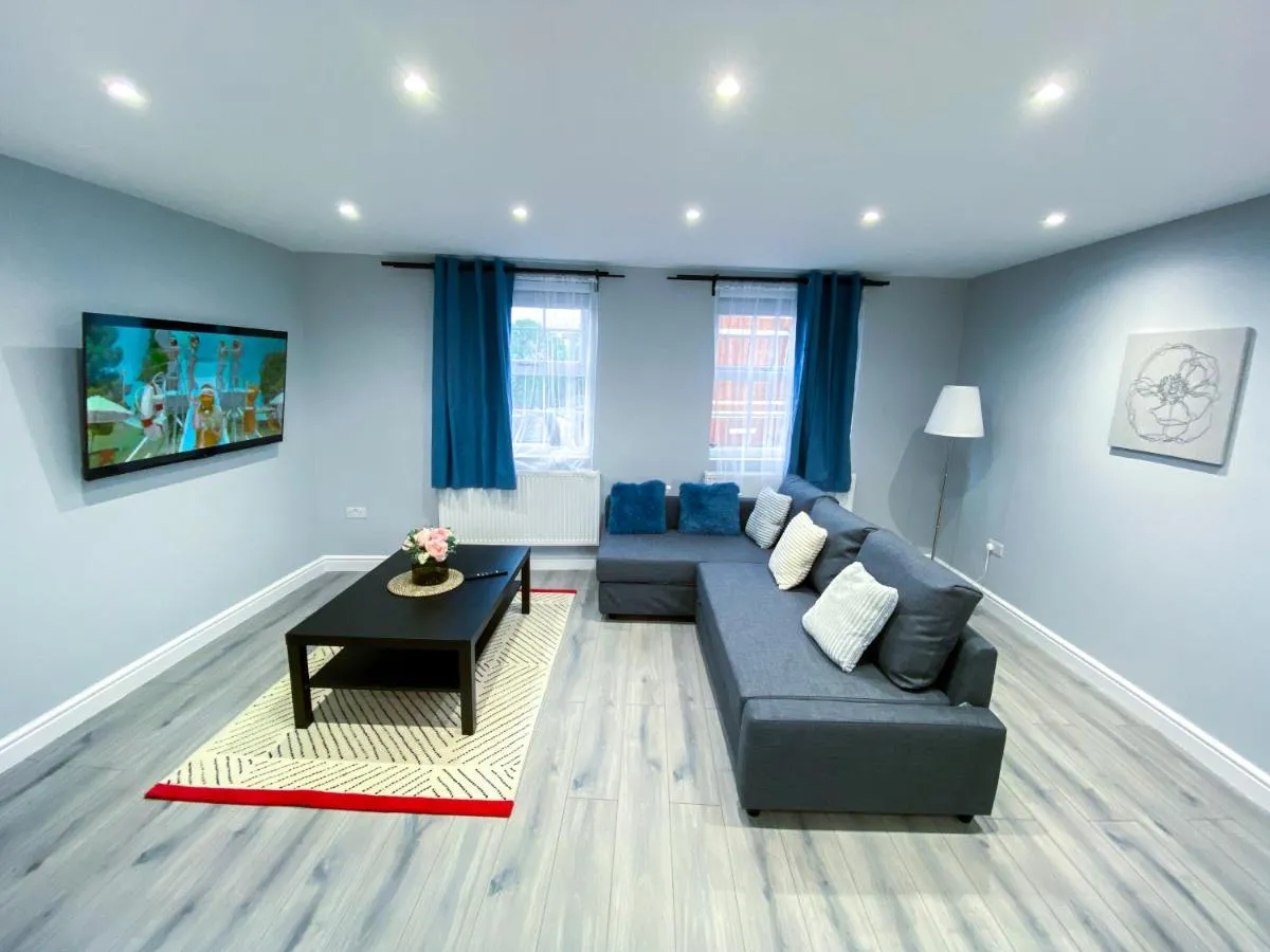 Image 3 of Spacious 2-Bedroom Flat in London – F3