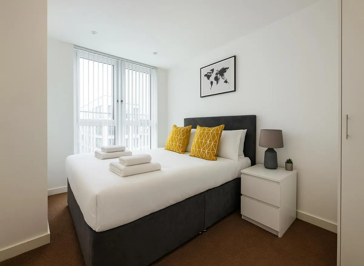 Image 4 of Spacious 2 Bed Flat in Hoxton