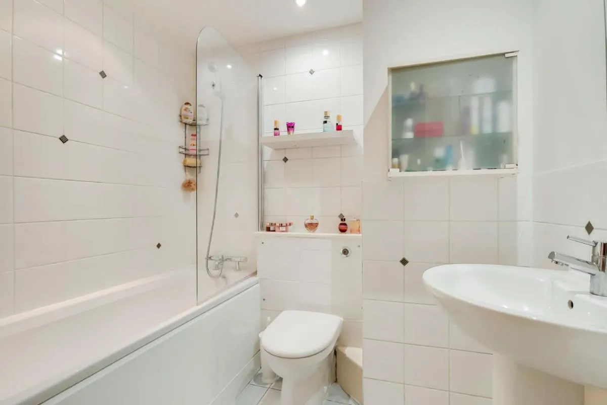 Image 3 of Spacious 2 bed 2 bath Kings Cross Apartment