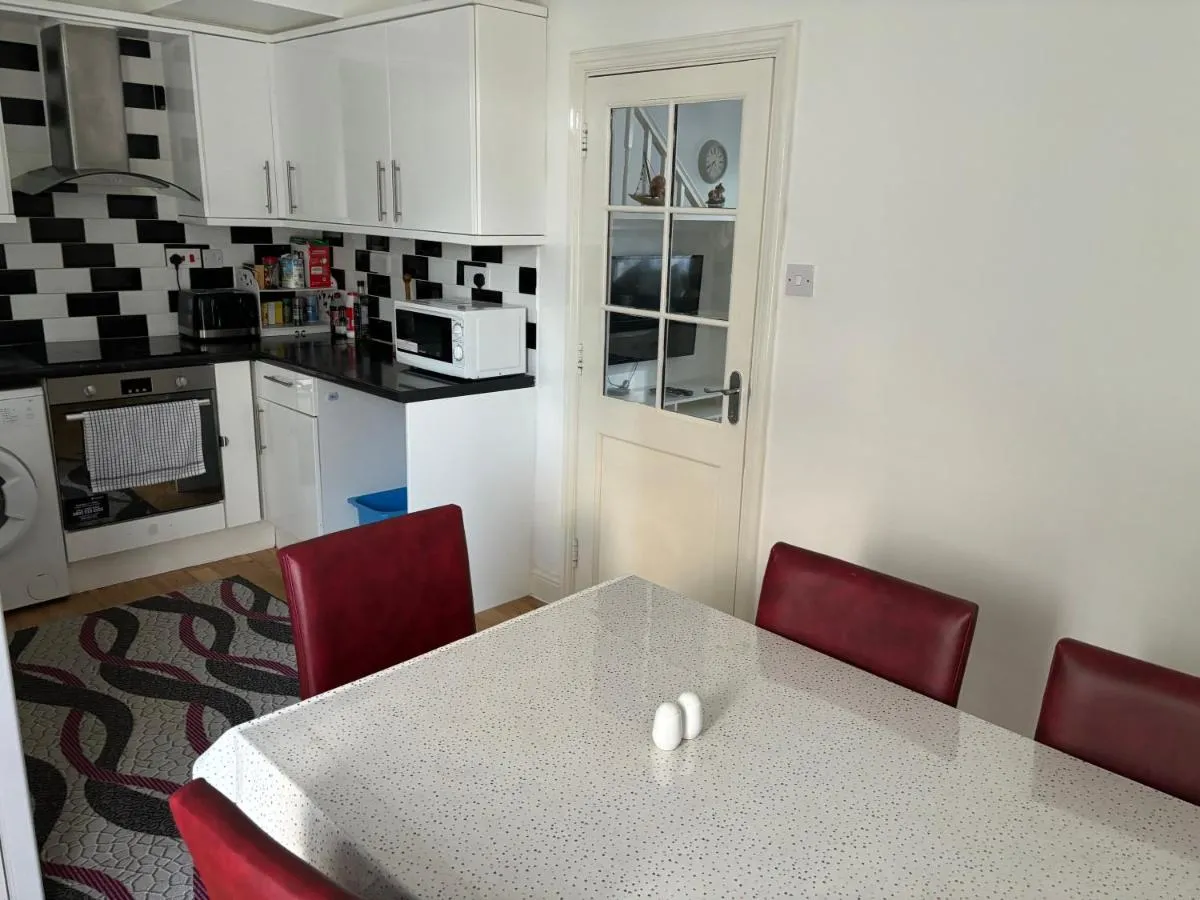 Image 4 of Spacious 2 bedroom House with Garden