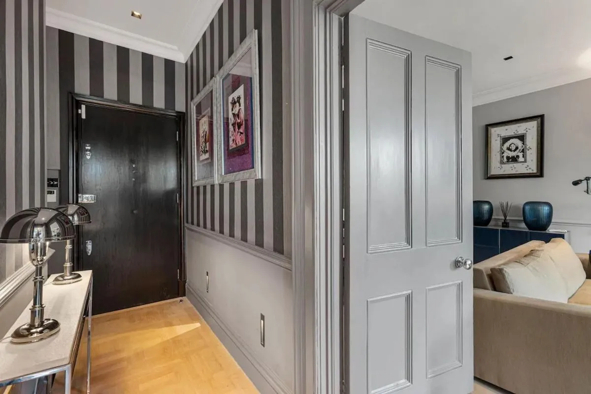 Image 3 of Spacious 2 bedroom apartment in Cadogan Square