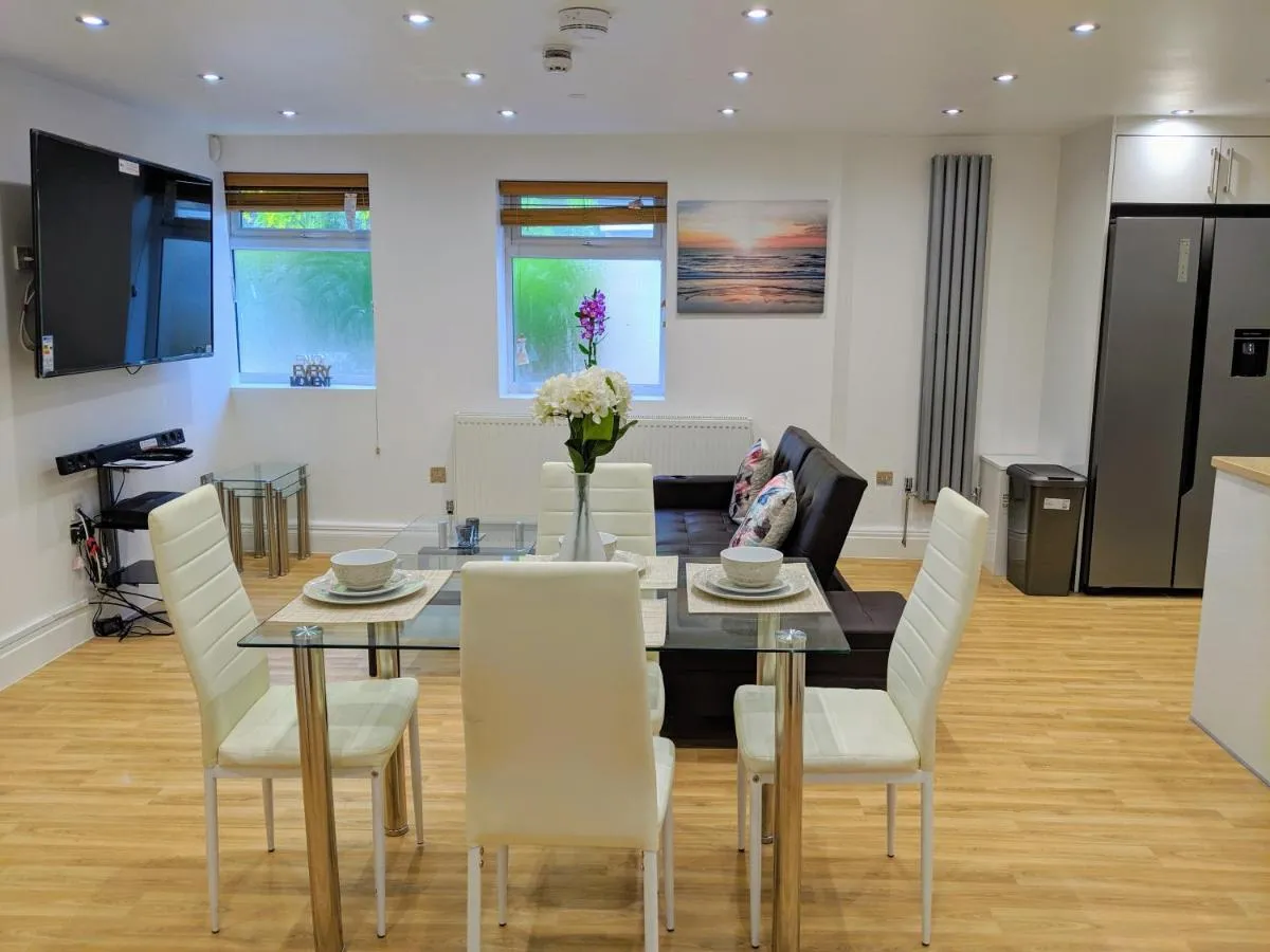 Image 5 of Spacious 2-bed apartment in central Kingston near Richmond Park