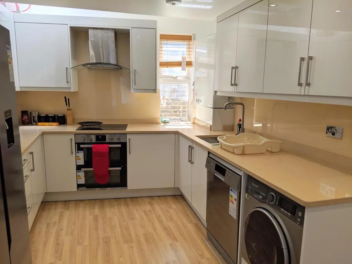 Image 4 of Spacious 2-bed apartment in central Kingston near Richmond Park