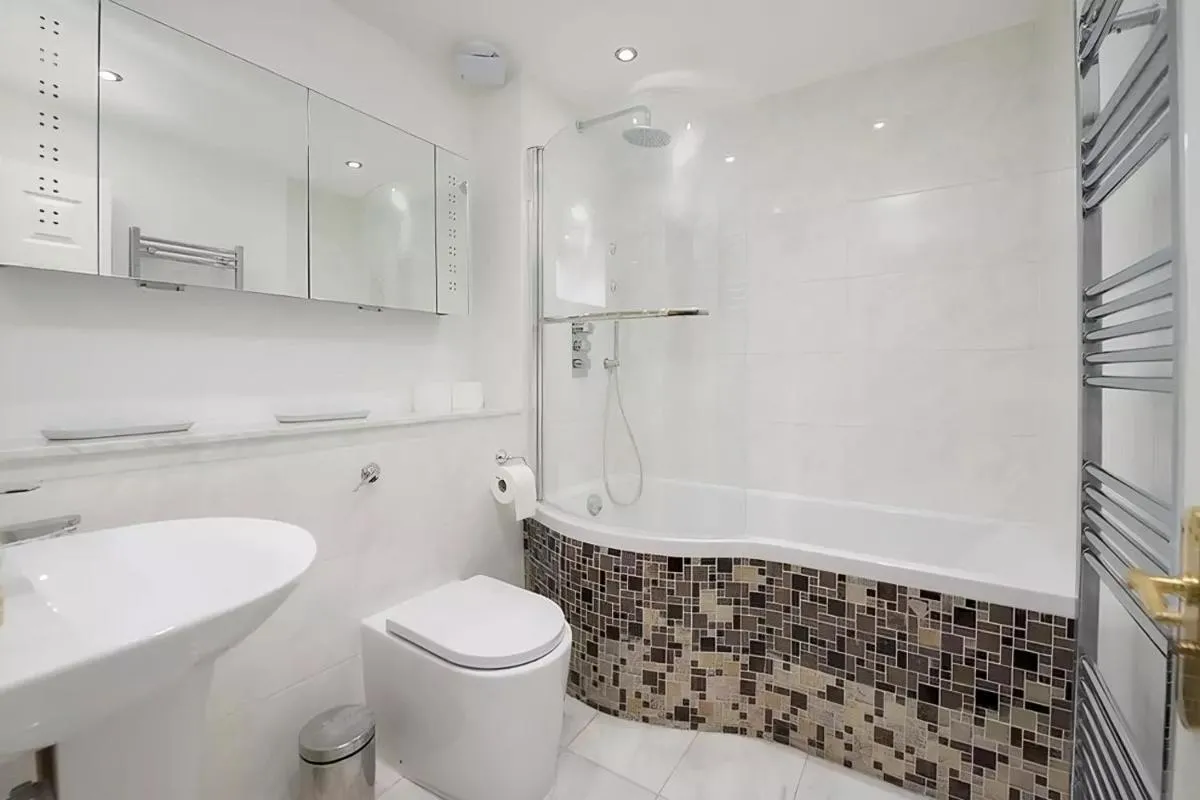 Image 4 of Spacious 2-bedroom Townhouse with Garden & Patio