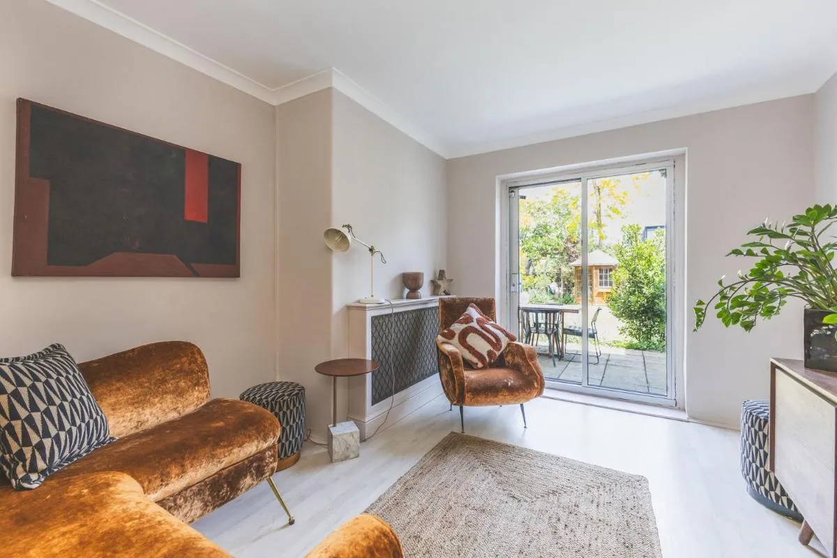 Image 3 of Spacious 3BR Home Huge Garden Free Parking