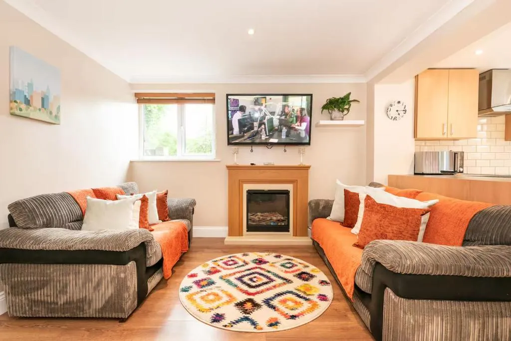 Spacious 3BR House Garden Parking -Mins to Tube – Pass the Keys