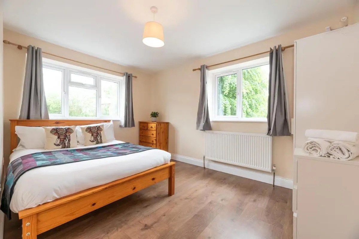 Image 2 of Spacious 3BR House Garden Parking -Mins to Tube – Pass the Keys