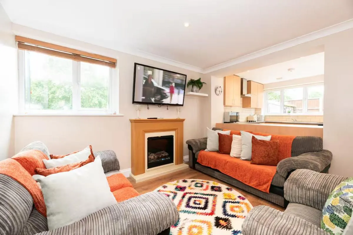 Image 5 of Spacious 3BR House Garden Parking -Mins to Tube – Pass the Keys