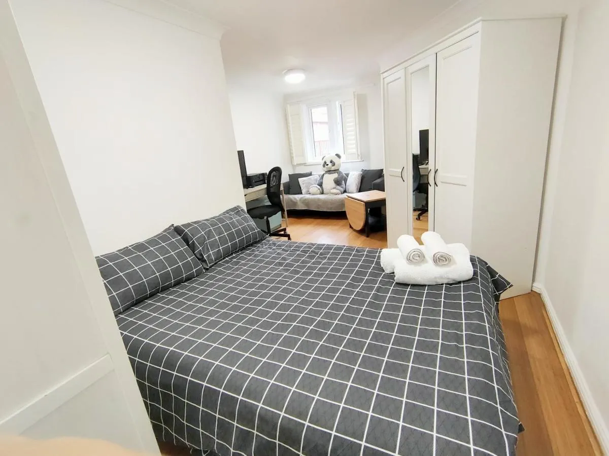Image 5 of Spacious 3-Bed Cosy Flat in Westminster