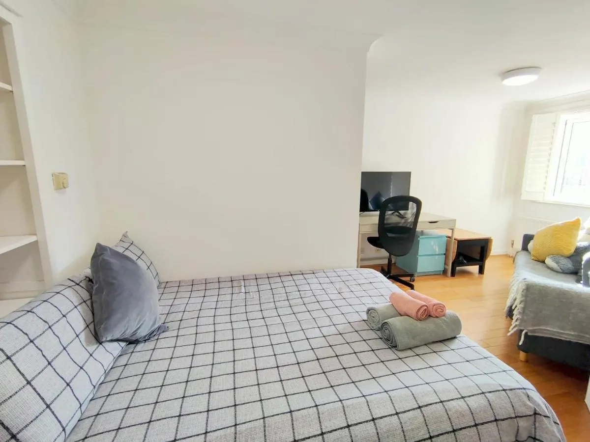 Image 4 of Spacious 3-Bed Cosy Flat in Westminster