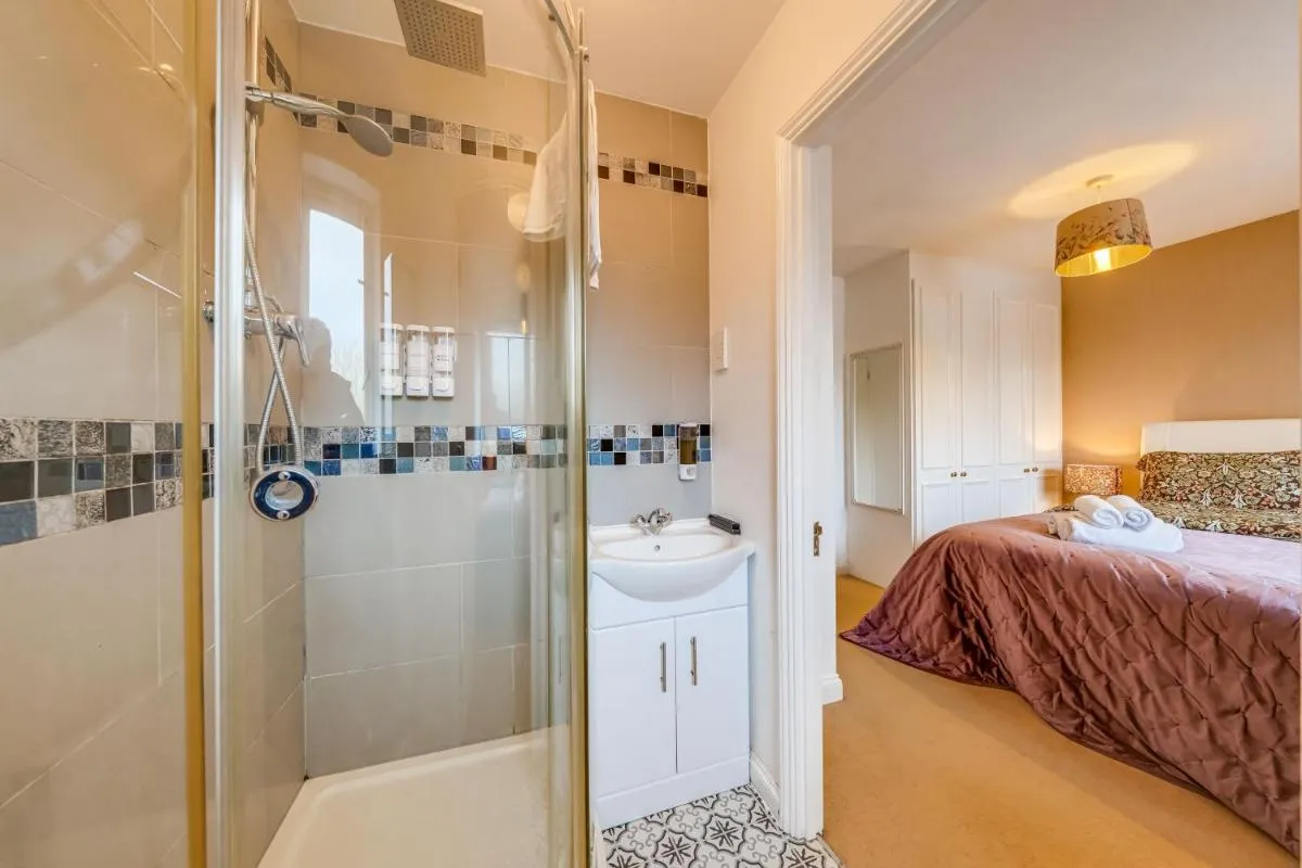 Image 3 of Spacious 3-Bedroom House with Garden and Parking