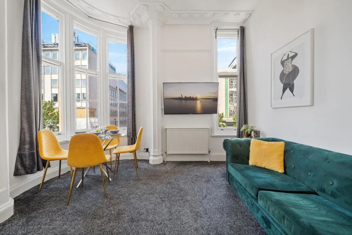 Image 5 of Spacious 3-Bedroom Residence in Exclusive Mayfair 7GC