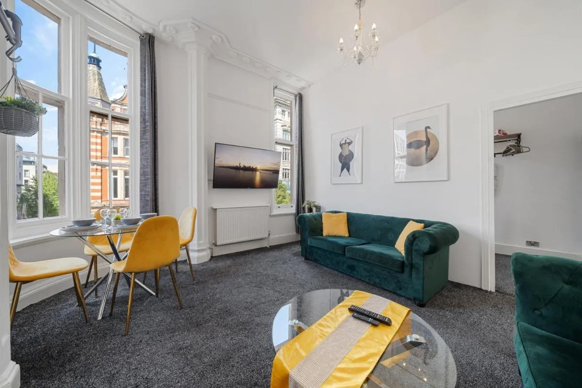Image 4 of Spacious 3-Bedroom Residence in Exclusive Mayfair 7GC
