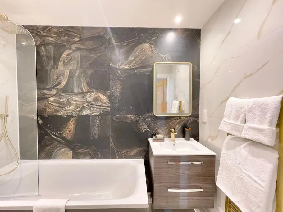 Image 3 of Spacious 3 BDR with AC and rooftop in Paddington