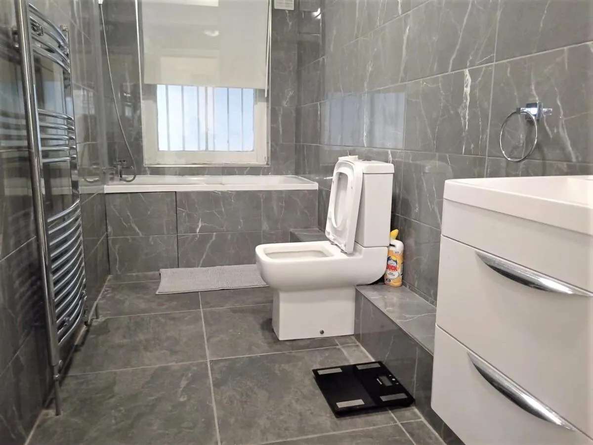 Image 3 of Spacious 3 Bed Flat Close to Streatham Hill Station
