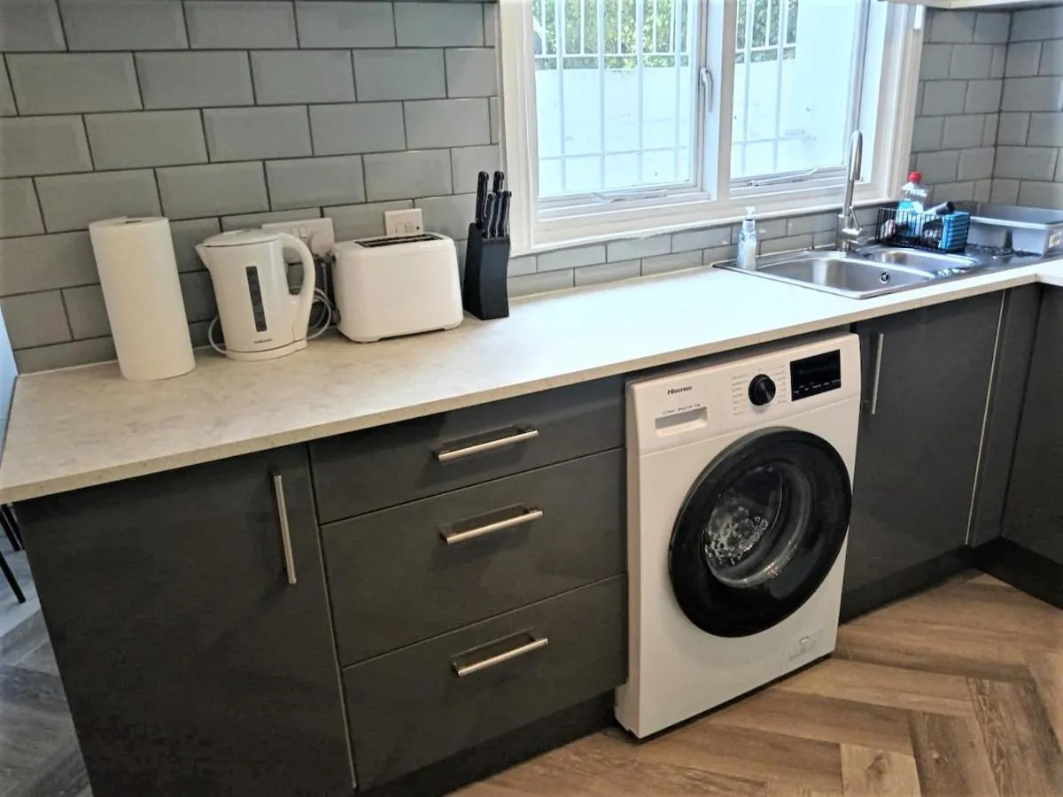 Image 5 of Spacious 3 Bed Flat Close to Streatham Hill Station