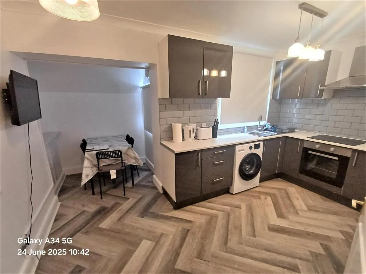 Image 4 of Spacious 3 Bed Flat Close to Streatham Hill Station