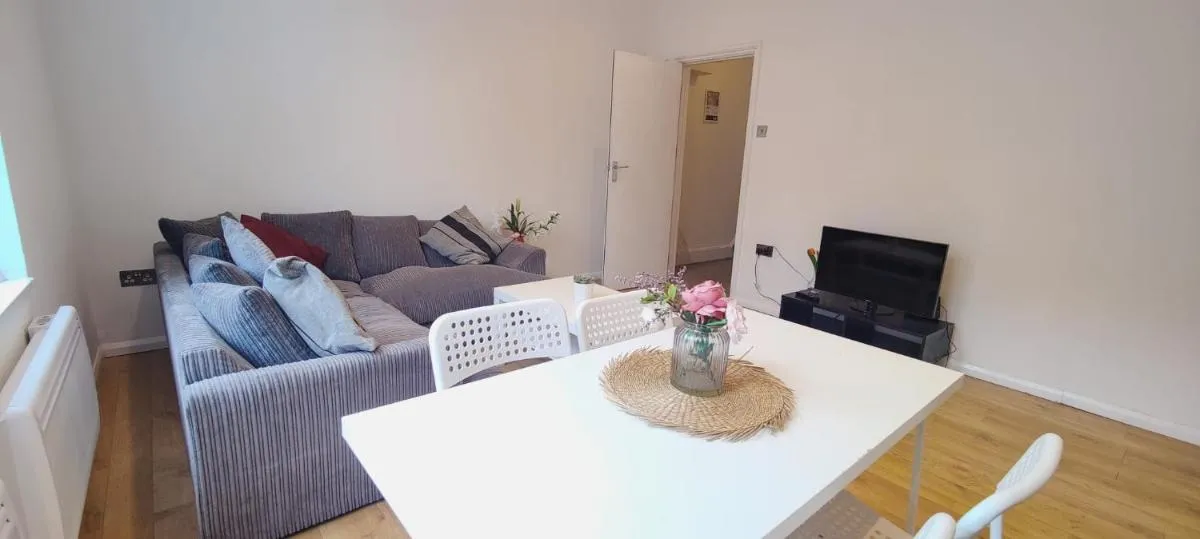 Image 5 of Spacious 3 Bed Flat near Liverpool street, Spitalfields