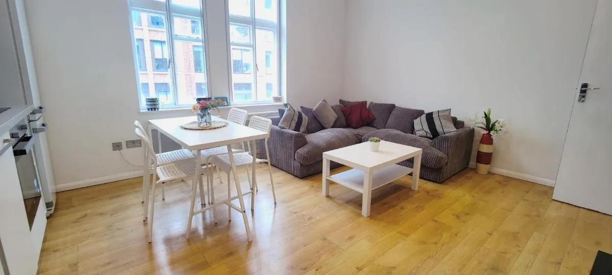 Image 4 of Spacious 3 Bed Flat near Liverpool street, Spitalfields