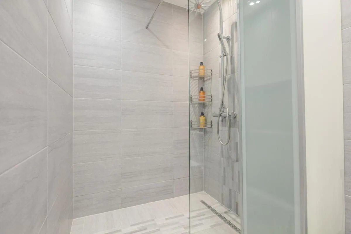 Image 3 of Spacious 3 Bedroom Home with PS5 and Pool Table Near O2 Arena Canary Wharf and Elizabeth Line to Central London